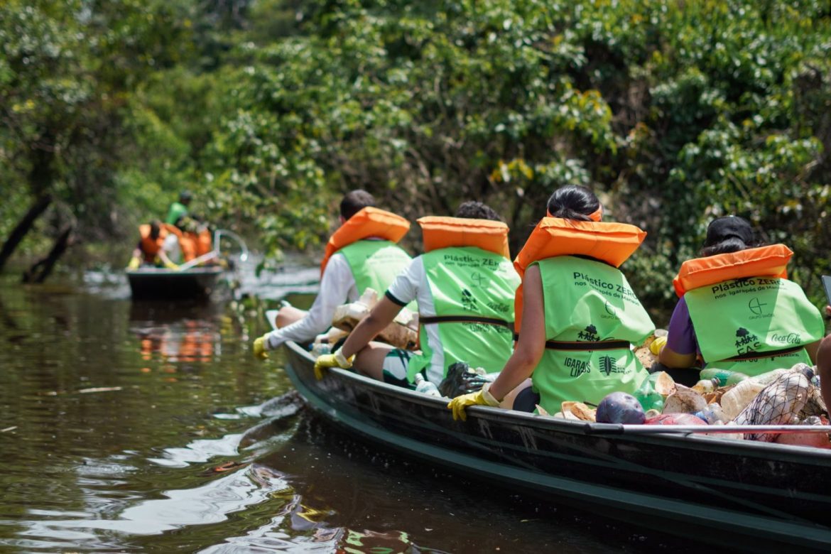Pessoas reunidas em ação de limpeza dos igarapés, realizada pela Fundação Amazônia Sustentável (FAS).