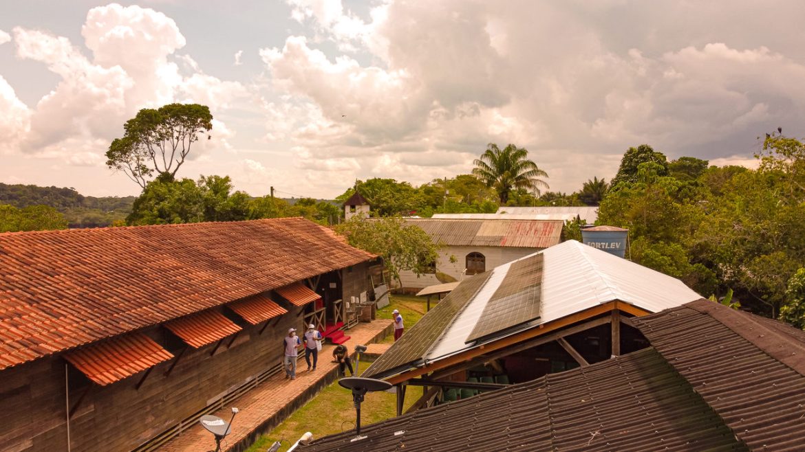 Comunidade ribeirinha no interior do Amazonas recebendo energia solar.