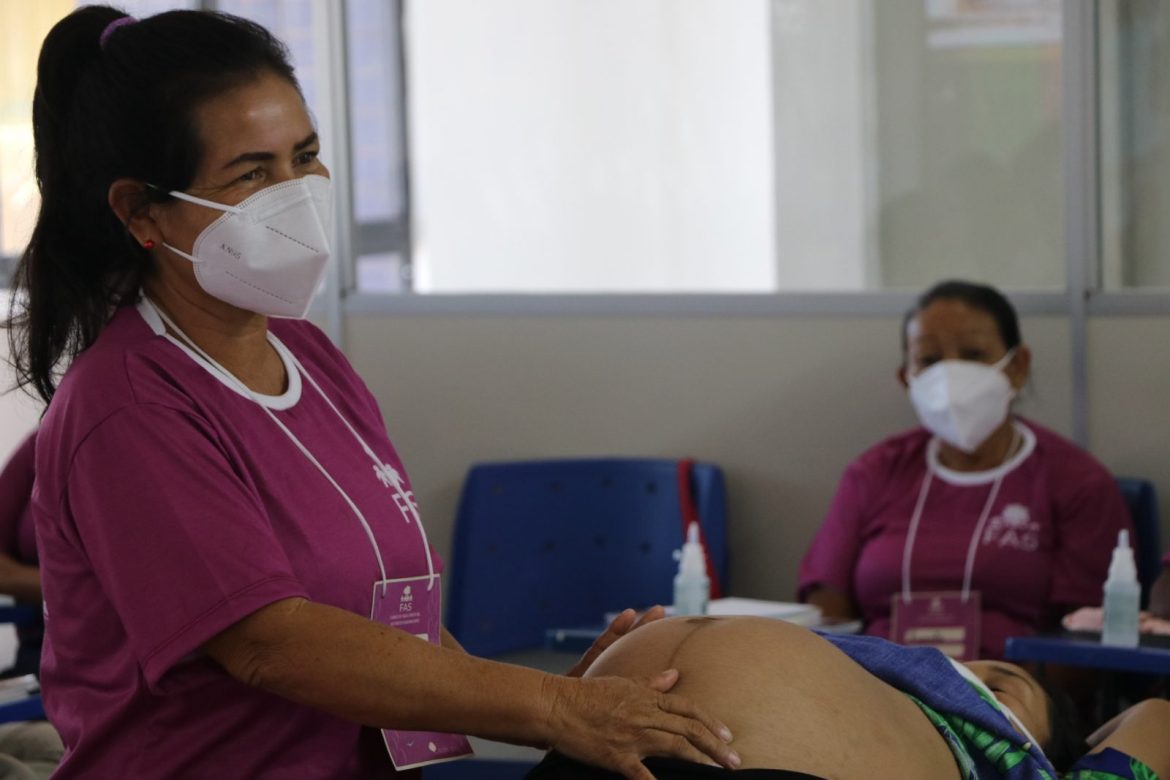 Mulher em atividade prática no curso sobre parto humanizado, que une conhecimento de parteiras tradicionais e profissionais da saúde.