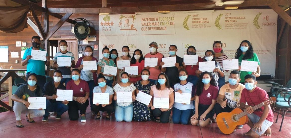 Time de pessoas reunidas recebendo certificando de curso de capacitação realizado pela Fundação Amazônia Sustentável (FAS), em parceria com Americanas.