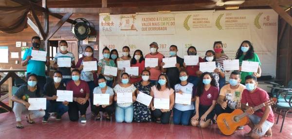Time de pessoas reunidas recebendo certificando de curso de capacitação realizado pela Fundação Amazônia Sustentável (FAS), em parceria com Americanas.