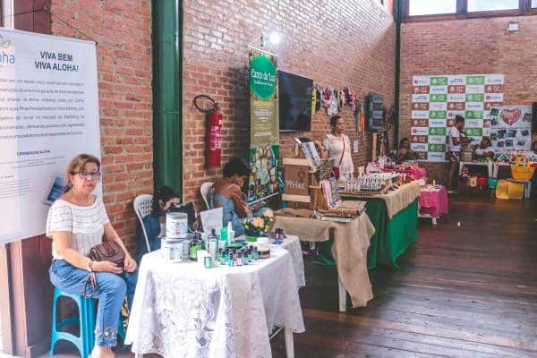 Expositores apresentando seus produtos durante a Feira das FAS, realizada pela Fundação Amazônia Sustentável (FAS).