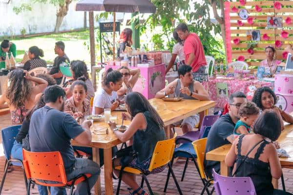 Pessoas reunidas na Feira da FAS, realizada pela Fundação Amazônia Sustentável (FAS).