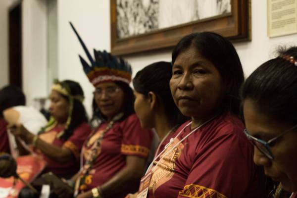 Mulheres indígenas em reunião na Fundação Amazônia Sustentável (FAS).