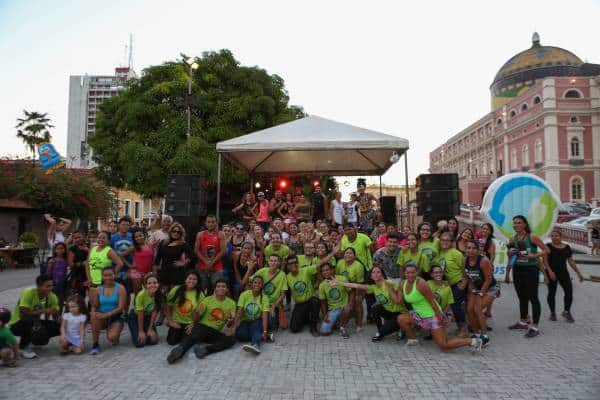 Pessoas reunidas na Praça de São Sebastião em Manaus, durante atividade da Virada Sustentável, realizada pela Fundação Amazônia Sustentável (FAS).