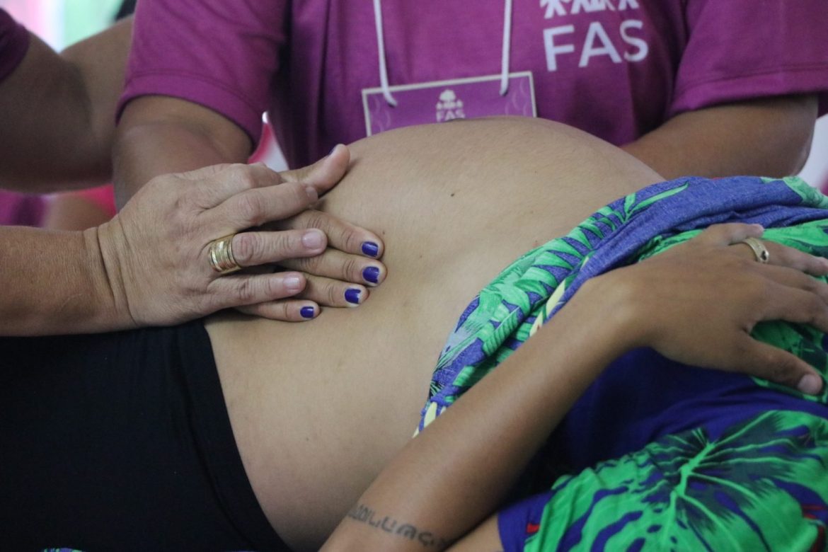 Mulher em atividade prática no curso sobre parto humanizado, que une conhecimento de parteiras tradicionais e profissionais da saúde.