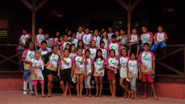 Turma do projeto Repórteres da Floresta, programa realizado pela Fundação Amazônia Sustentável (FAS).