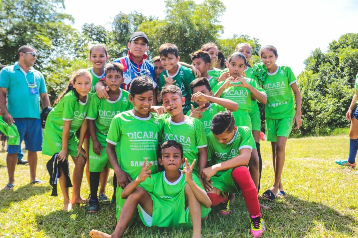 Jovens reunidos em atividade do projeto DICARA, realizado pela Fundação Amazônia Sustentável (FAS).