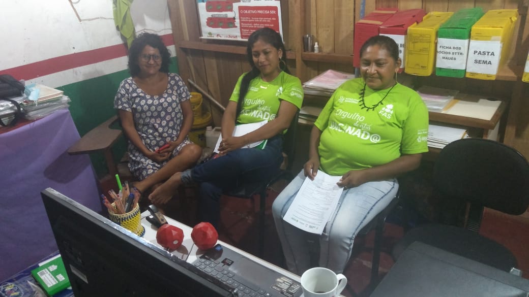Mulheres participando de Encontro de Lideranças em comunidade no interior do Amazonas.