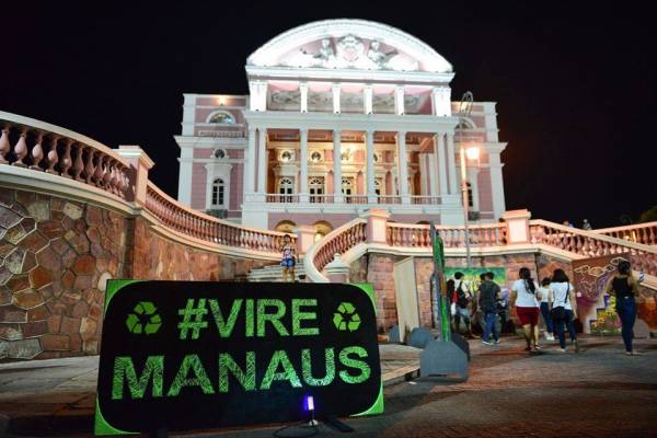 Placa escrito #VIREMANAUS, colocada em frente ao Teatro Amazonas, durante ação da Virada Sustentável Manaus, realizada pela Fundação Amazônia Sustentável (FAS).