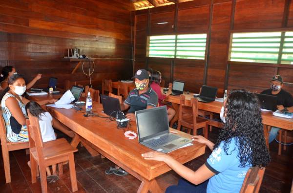 Pessoas reunidas em laboratório de informática, no interior do Amazonas.