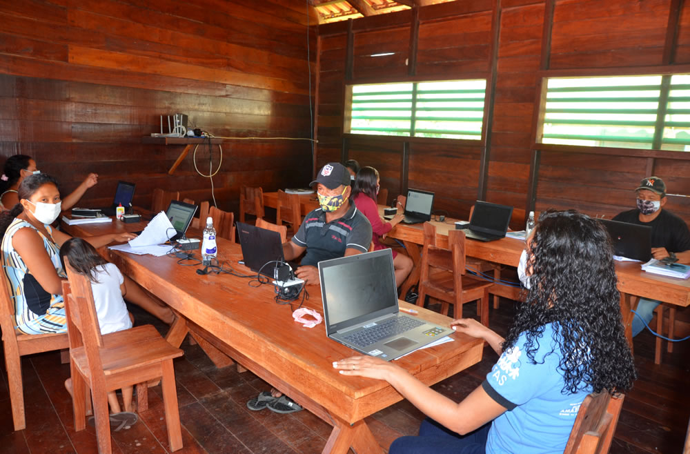 Pessoas reunidas em laboratório de informática, no interior do Amazonas.