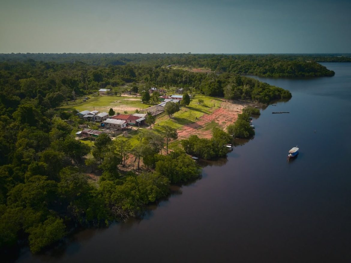 Imagem aérea de comunidade chamada Boa Vista do Calafate, no interior do Amazonas.