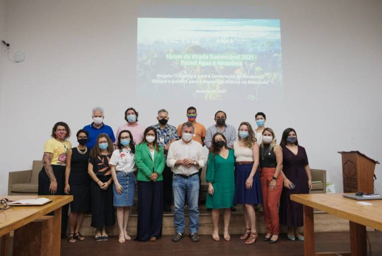 Pessoas reunidas na sede da Fundação Amazônia Sustentável (FAS), para discutir questões sobre água e Amazônia.