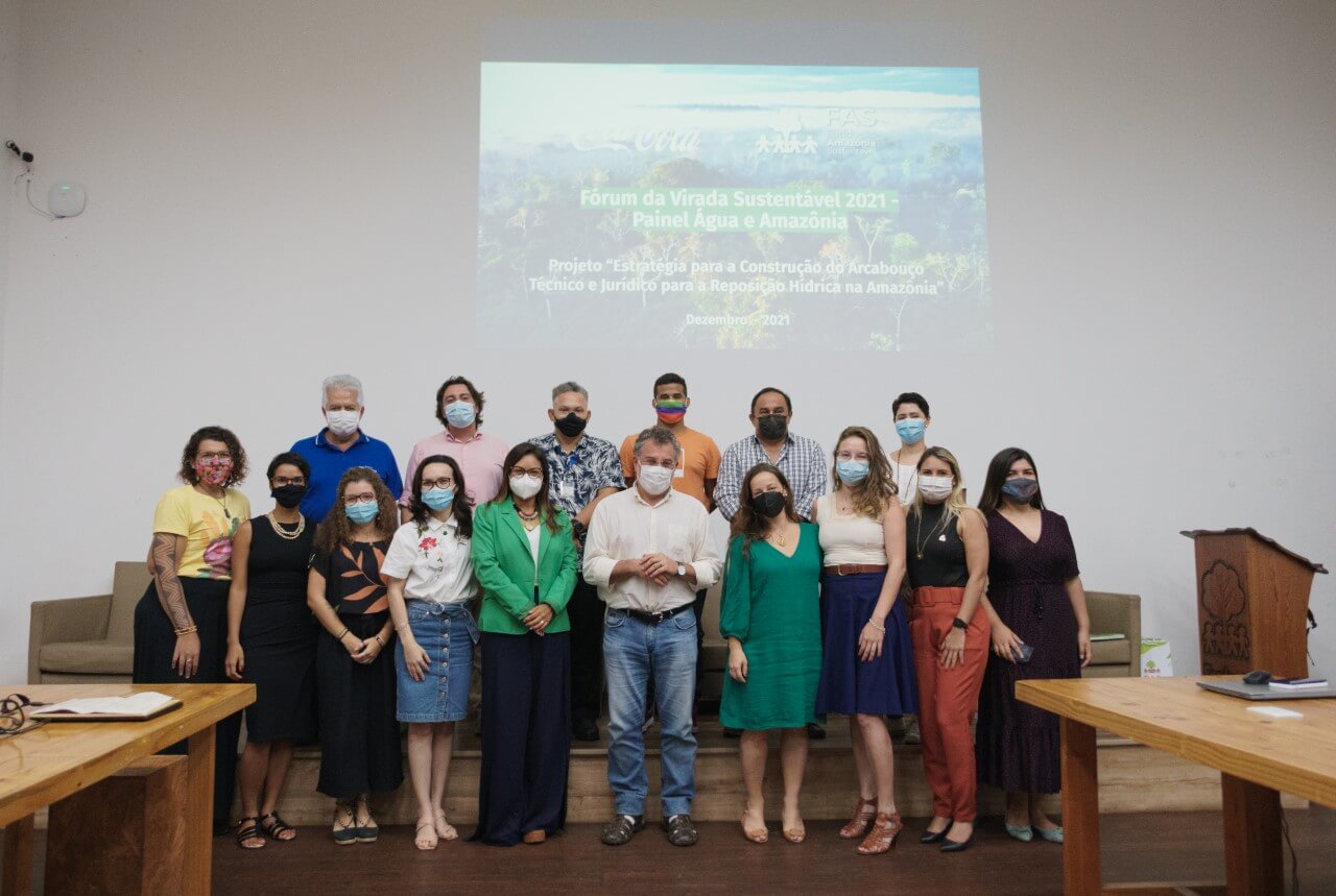Pessoas reunidas na sede da Fundação Amazônia Sustentável (FAS), para discutir questões sobre água e Amazônia.