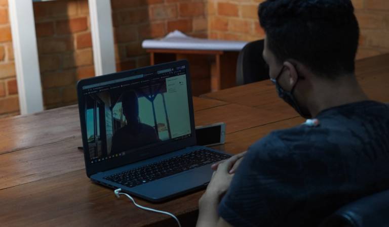 Homem realizando atendimento de telessaúde.