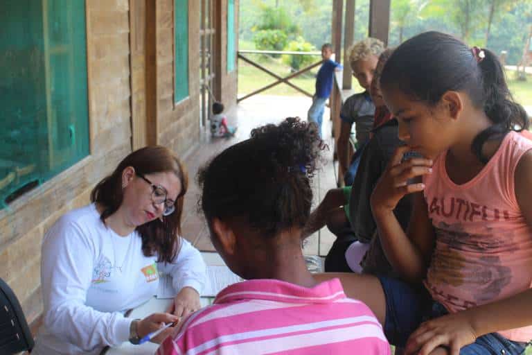 Colaboradora da Fundação Amazônia Sustentável (FAS), fazendo cadastro de famílias na Reserva de Desenvolvimento Sustentável Cujubim, localizada no município de Jutaí, no Amazonas.