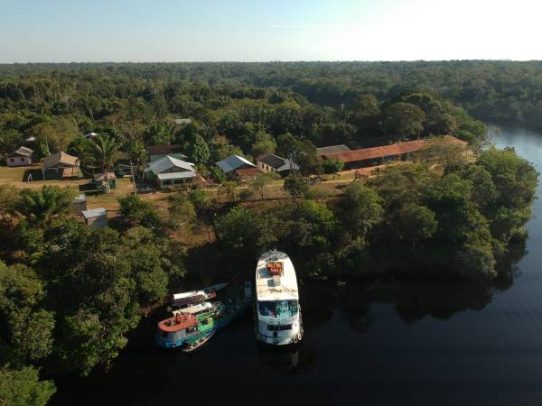 Barco atracado em porto na Comunidade Tumbira, no interior do Amazonas.