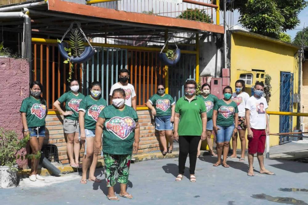 Pessoas reunidas em bairro de Manaus, para promover atividades de sustentabilidade.