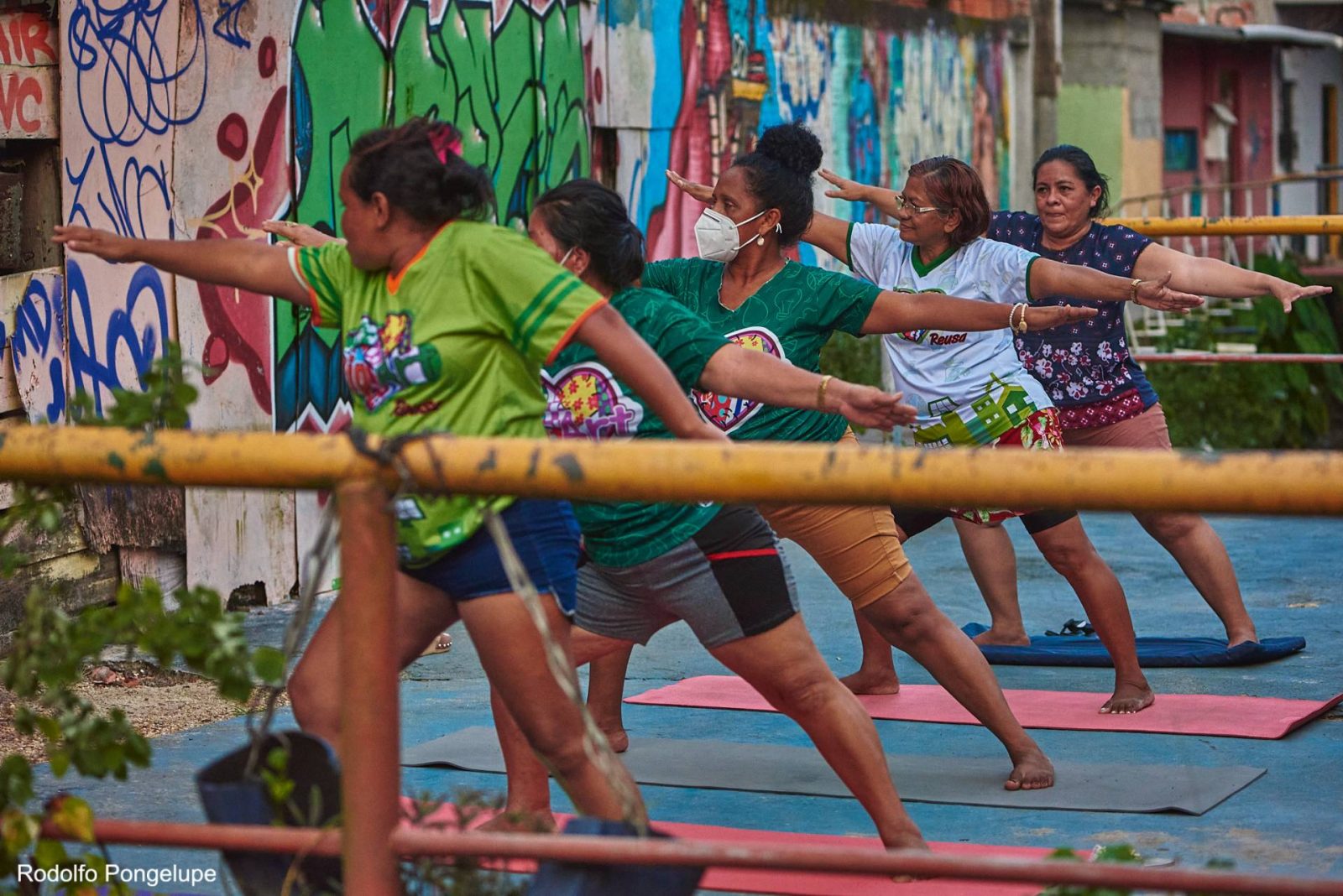 Grupo de pessoas fazendo ioga durante programação da Virada Sustentável Manaus, promovida pela Fundação Amazônia Sustentável (FAS).