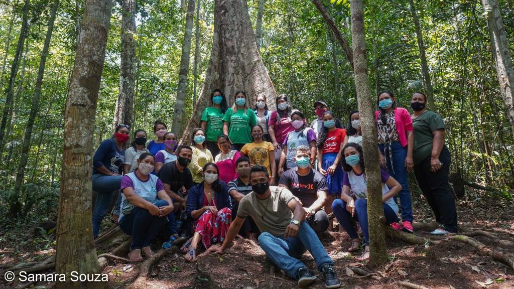 Grupo de pessoas reunidas na floresta vivenciando uma atividade do programa de educação para a sustentabilidade da Fundação Amazônia Sustentável (FAS).
