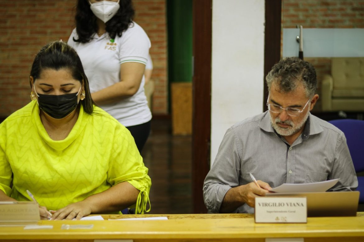Virgilio Viana, superintendente geral da Fundação Amazônia Sustentável (FAS), assinando acordo de parceria com a Prefeitura de Presidente Figueiredo.