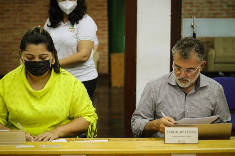 Virgilio Viana, superintendente geral da Fundação Amazônia Sustentável (FAS), assinando acordo de parceria com a Prefeitura de Presidente Figueiredo.