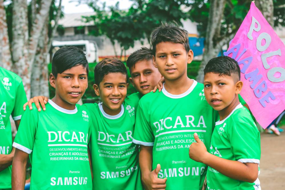Alunos sorrindo para foto, vestidos com a camisa do DICARA, programa realizado pela Fundação Amazônia Sustentável.