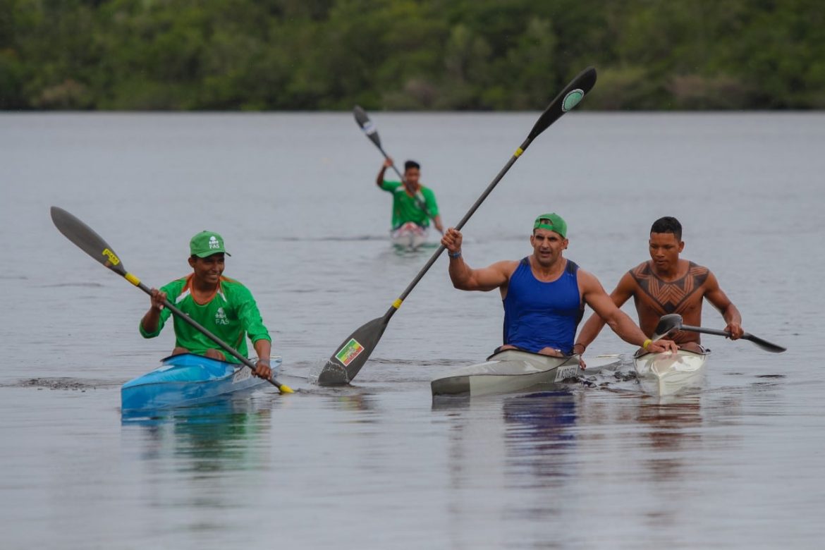 Alunos praticando canoagem no Rio Amazonas.
