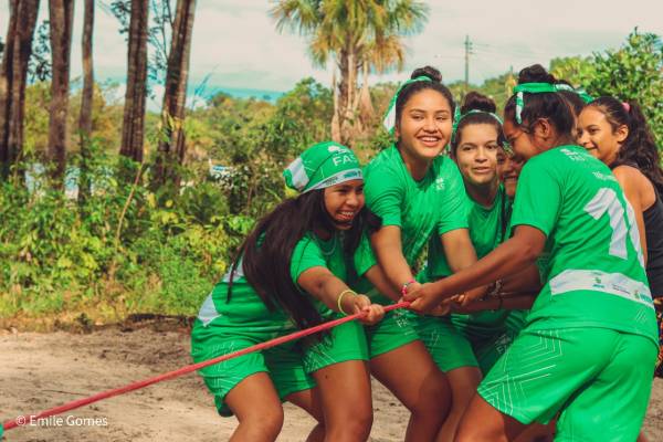 Meninas jogando 'cabo de guerra', uma atividade da Olímpiadas da Juventude, promovida pela Fundação Amazônia Sustentável (FAS), no interior do Amazonas.