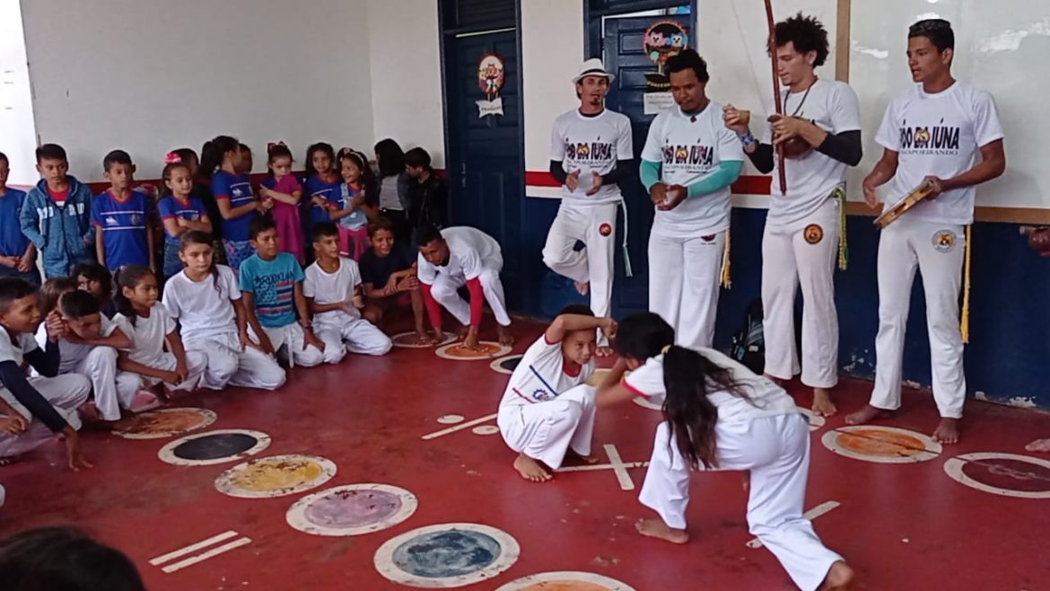 Crianças tendo aula de capoeira dentro de escola, no município de Eirunepé.