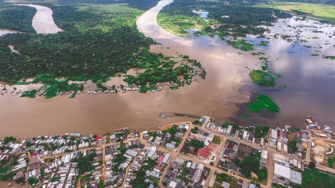 Imagem aérea de cidade no interior do Amazonas.