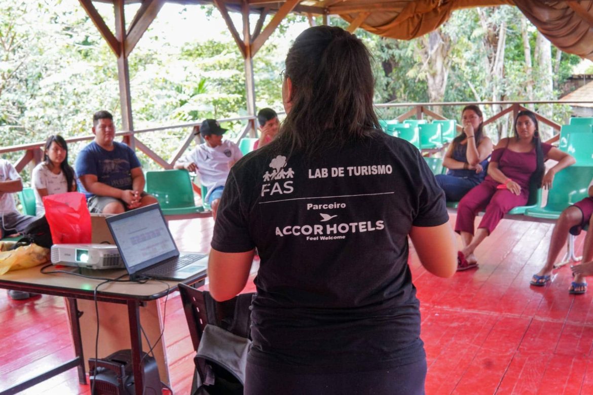 Colaboradora da Fundação Amazônia Sustentável (FAS), promovendo o Laboratório de Marketing Digital para diversos jovens de comunidades ribeirinhas.
