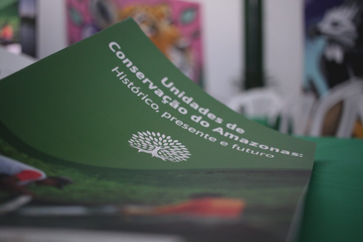 Imagem da capa do livro “Unidades de Conservação (UCs) do Amazonas: histórico, presente e futuro”, feito pela Fundação Amazônia Sustentável (FAS).
