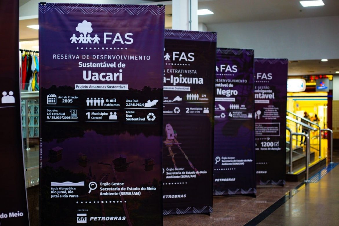 Banners com informações sobre projeto realizado pela Fundação Amazônia Sustentável (FAS), sendo expostos em Manaus.