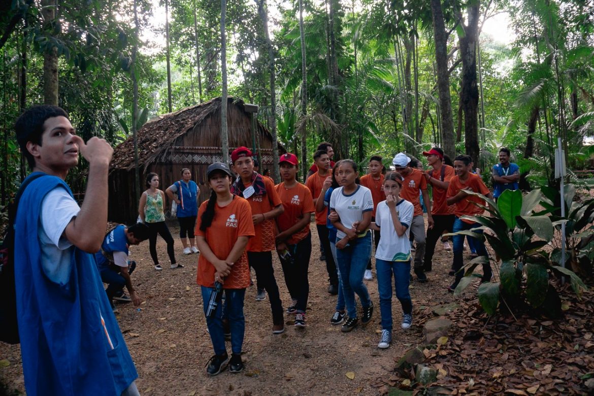 Jovens ribeirinhos da Reserva de Desenvolvimento Sustentável (RDS) Uatumã, fazendo uma caminhada no Inpa, em Manaus