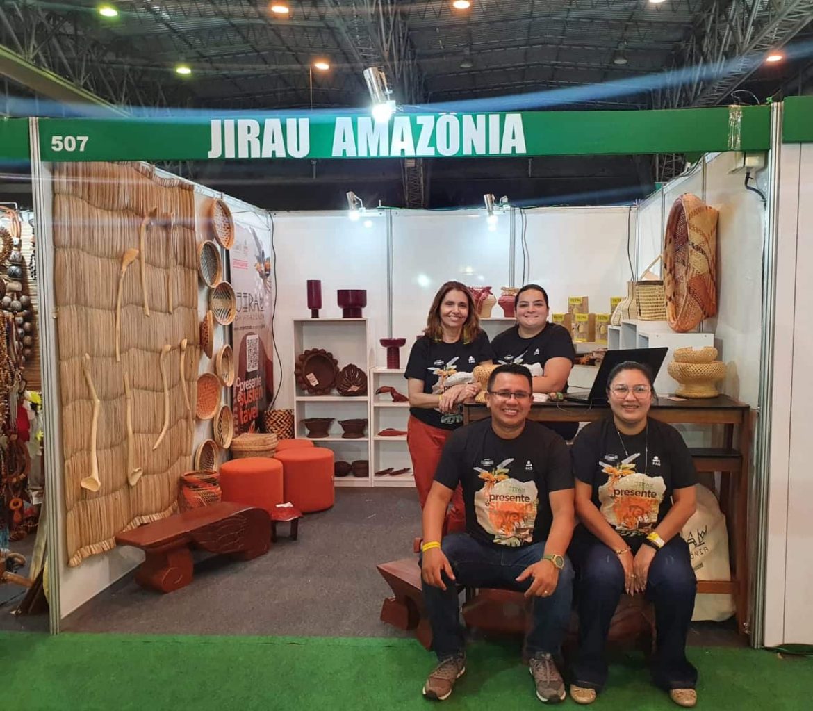 Time da Fundação Amazônia Sustentável (FAS) e empreendedores ribeirinhos, expondo seus produtos na 22ª Feira Nacional de Negócios do Artesanato (Fenearte) em Olinda, Pernambuco.  