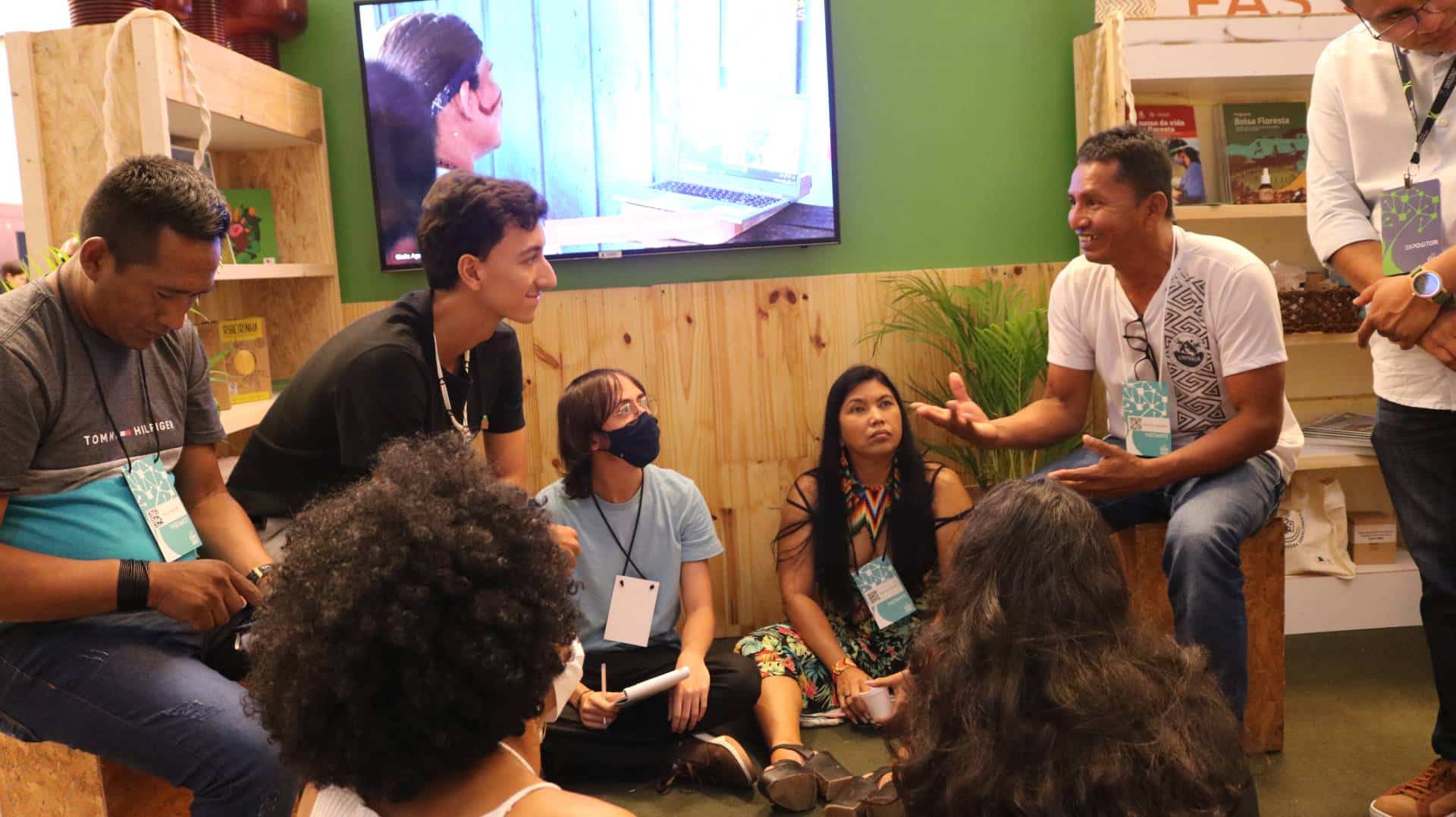 Homem falando com as pessoas no stand da Fundação Amazônia Sustentável (FAS), na Expo Amazônia Bio&TIC 2022, um dos maiores eventos da Região Norte na área de tecnologia, inovação e bioeconomia.