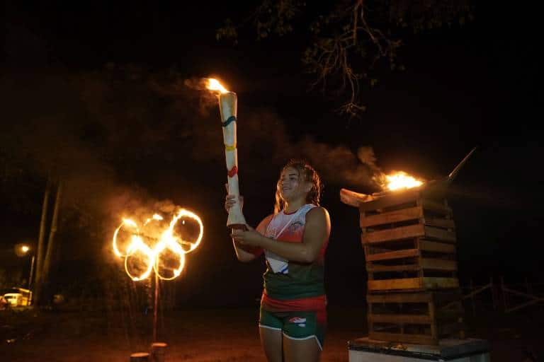 Garota segurando tocha da Olimpíada da Juventude da Floresta, promovida pela Fundação Amazônia Sustentável (FAS), em Itapiranga no Amazonas.