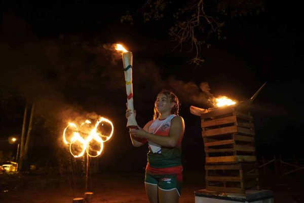 Garota segurando tocha da Olimpíada da Juventude da Floresta, promovida pela Fundação Amazônia Sustentável (FAS), em Itapiranga no Amazonas.