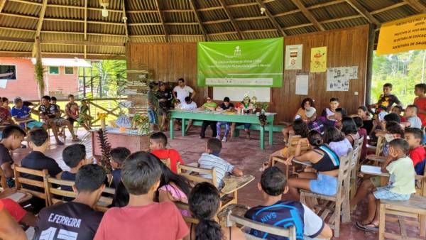 Pessoas reunidas para 1ª Gincana Ambiental do Rio Mariepauá da Escola Municipal Victor Civita, no município de Novo Aripuanã.