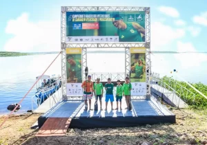 Jovens atletas reunidos para o campeonato de canoagem.