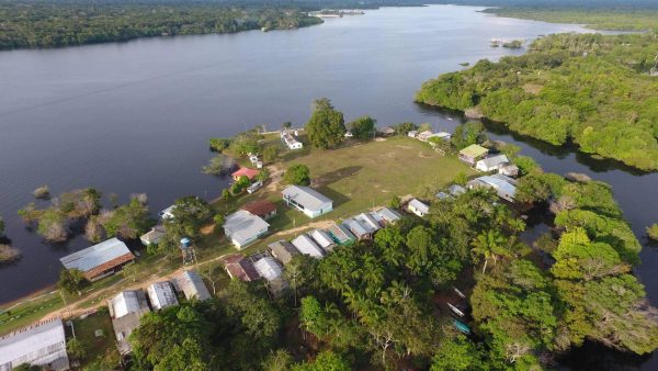Imagem aérea de comunidade no interior do Amazonas.