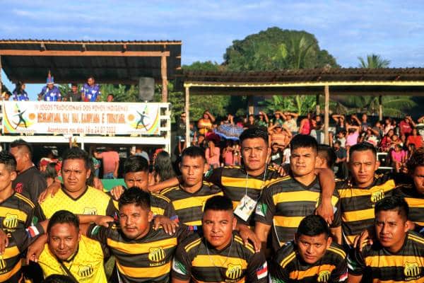 Time de futebol em campo, no IV Jogos Tradicionais dos Povos Indígenas, na Terra Indígena (TI) Nhamundá-Mapuera, no interior do estado do Amazonas.