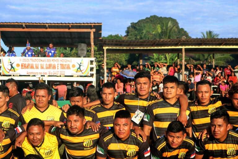 Time de futebol em campo, no IV Jogos Tradicionais dos Povos Indígenas, na Terra Indígena (TI) Nhamundá-Mapuera, no interior do estado do Amazonas.