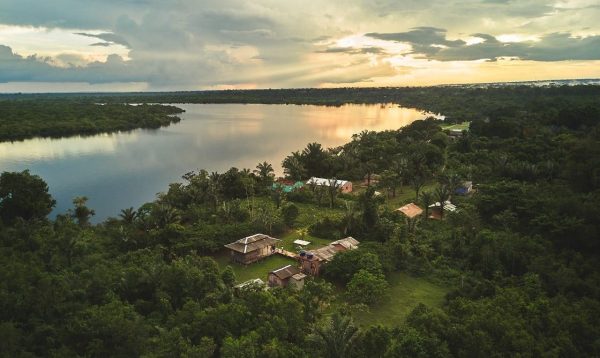 Imagem aérea de pousada localizada no Uatumã, no interior do Amazonas.