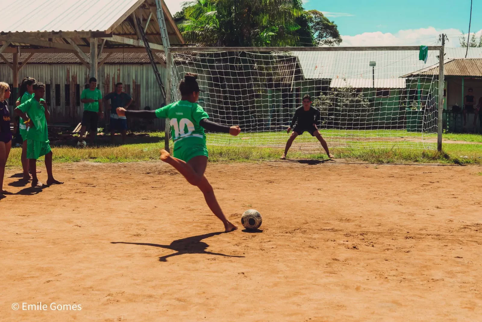 Menina jogando bola em comunidade no interior do Amazonas.