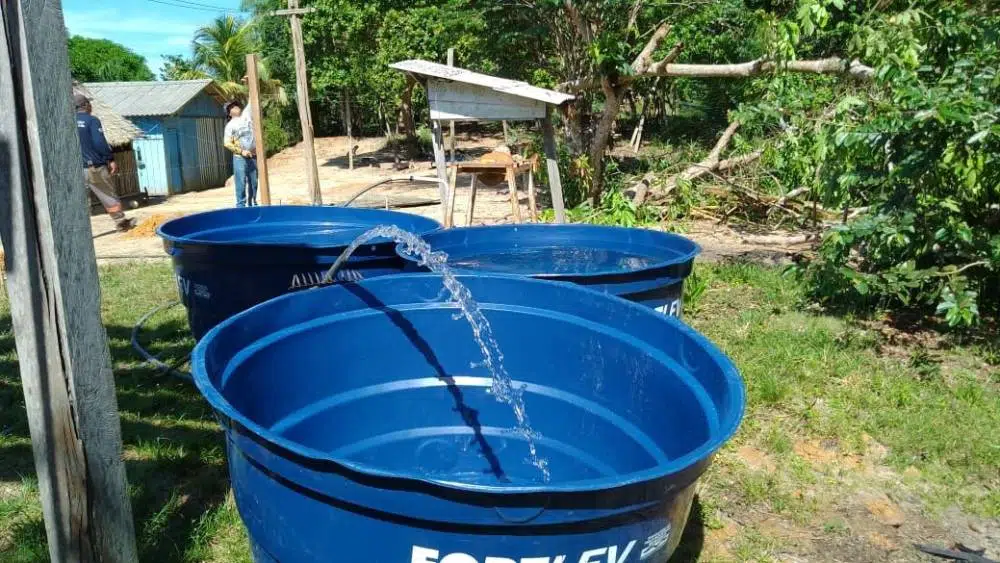 Mangueira enchendo caixa d'água em comunidade na cidade de Maués. Ação é realizada por meio do programa Água +Acesso, promovido pela Coca-Cola Brasil e Fundação Amazônia Sustentável (FAS).