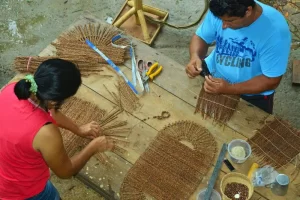 Artesãos do Jirau da Amazônia, criando seus produtos para serem comercializados. O Jirau promove a venda do trabalho dos artesãos, e são apoiados pela Fundação Amazônia Sustentável (FAS).