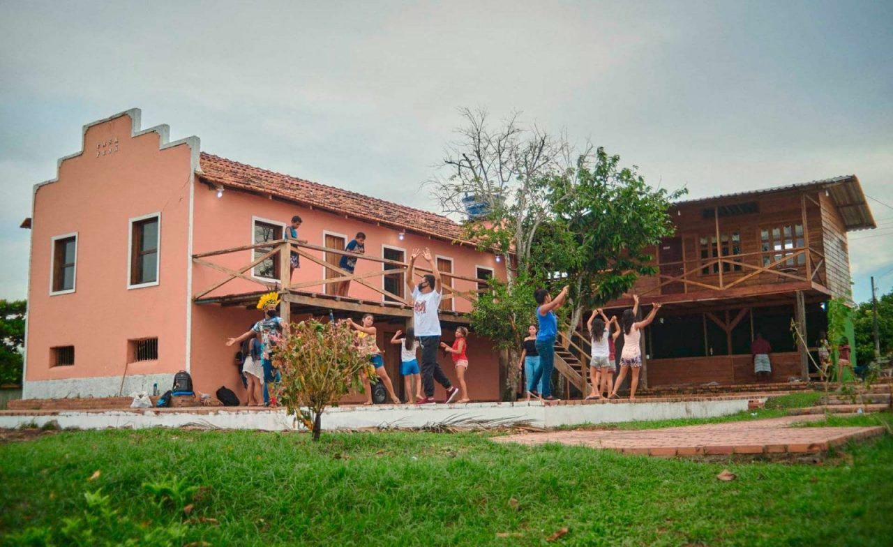 Crianças e adultos fazendo atividades no Casarão do Punã, localizado na comunidade ribeirinha do Punã, que fica na Reserva de Desenvolvimento Sustentável (RDS) Mamirauá, no município de Uarini, a 565 quilômetros da capital do estado do Amazonas.